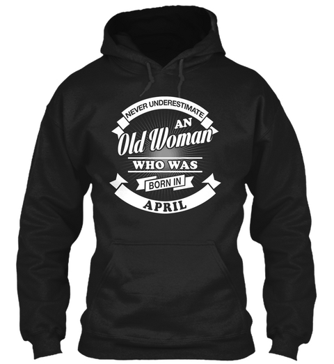 Never Underestimate An Old Woman Who Was Born In April Black Camiseta Front