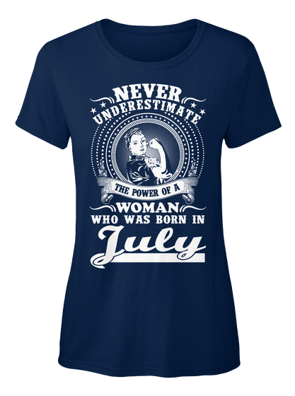 Never Underestimate The Power Of A Woman Who Was Born In July Navy Camiseta Front