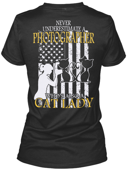 Never Underestimate A Photographer Who's Also A Cat Lady Black T-Shirt Back