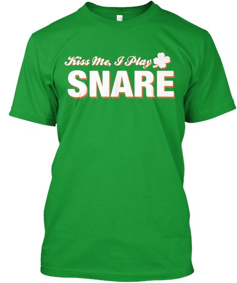 Kiss Me, I Play Snare Kelly Green Camiseta Front