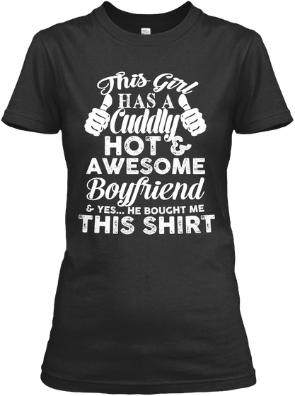 This Girl Has A Cuddly Hot &Awesome Boyfriend &Yes He Bought Me This Shirt  Black Camiseta Front